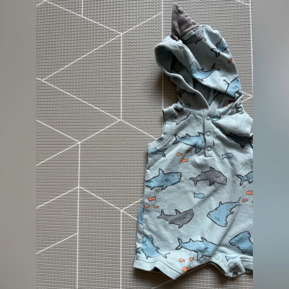 Carters|Baby boy Shark Print sleeveless Romper with Fin Hood,novelty print•Sea